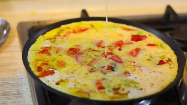 Huevos Fritos Una Sartén Cocinar Huevos Fritos Casa — Vídeo de stock