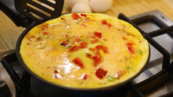 Tavada Kızarmış Yumurta Evde Sahanda Yumurta Pişirmek — Stok video