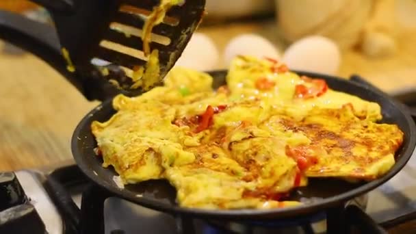 Жареные Яйца Кастрюле Приготовление Яиц Дому — стоковое видео