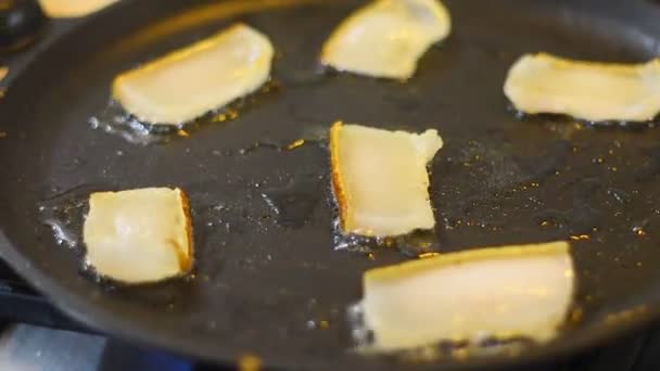 Plakjes Spek Een Pan Thuis Aan Het Koken Wit Vet — Stockvideo