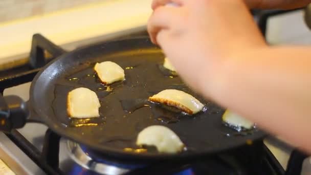 Tavada Pastırma Dilimleri Evde Yemek Pişirmek Beyaz Yağ — Stok video
