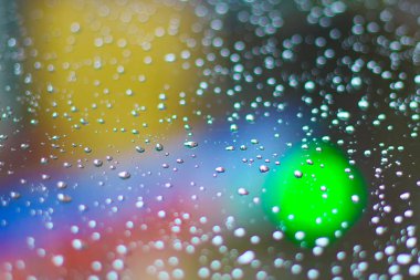 Camdaki yağmur damlaları. Sonbahar yağmuru. saydam damlalar