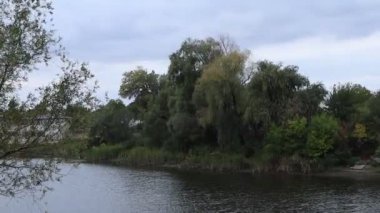 Doğal sonbahar manzarası. Kötü bir gün. Yağmurdan önce hava..