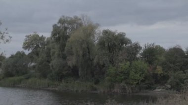 Doğal sonbahar manzarası. Kötü bir gün. Yağmurdan önce hava..