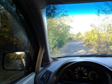 Sonbahar yolundaki bir arabada yolculuk. Arabayla seyahat et. Şoför kullanıyor..