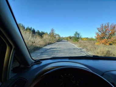 Sonbahar yolundaki bir arabada yolculuk. Arabayla seyahat et. Şoför kullanıyor..