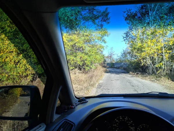 秋の道を車で旅してた車で旅行する運転手が運転してる — ストック写真