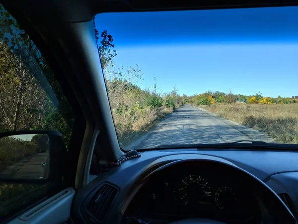 在秋天的路上开车旅行 开车旅行 司机在开车 — 图库照片