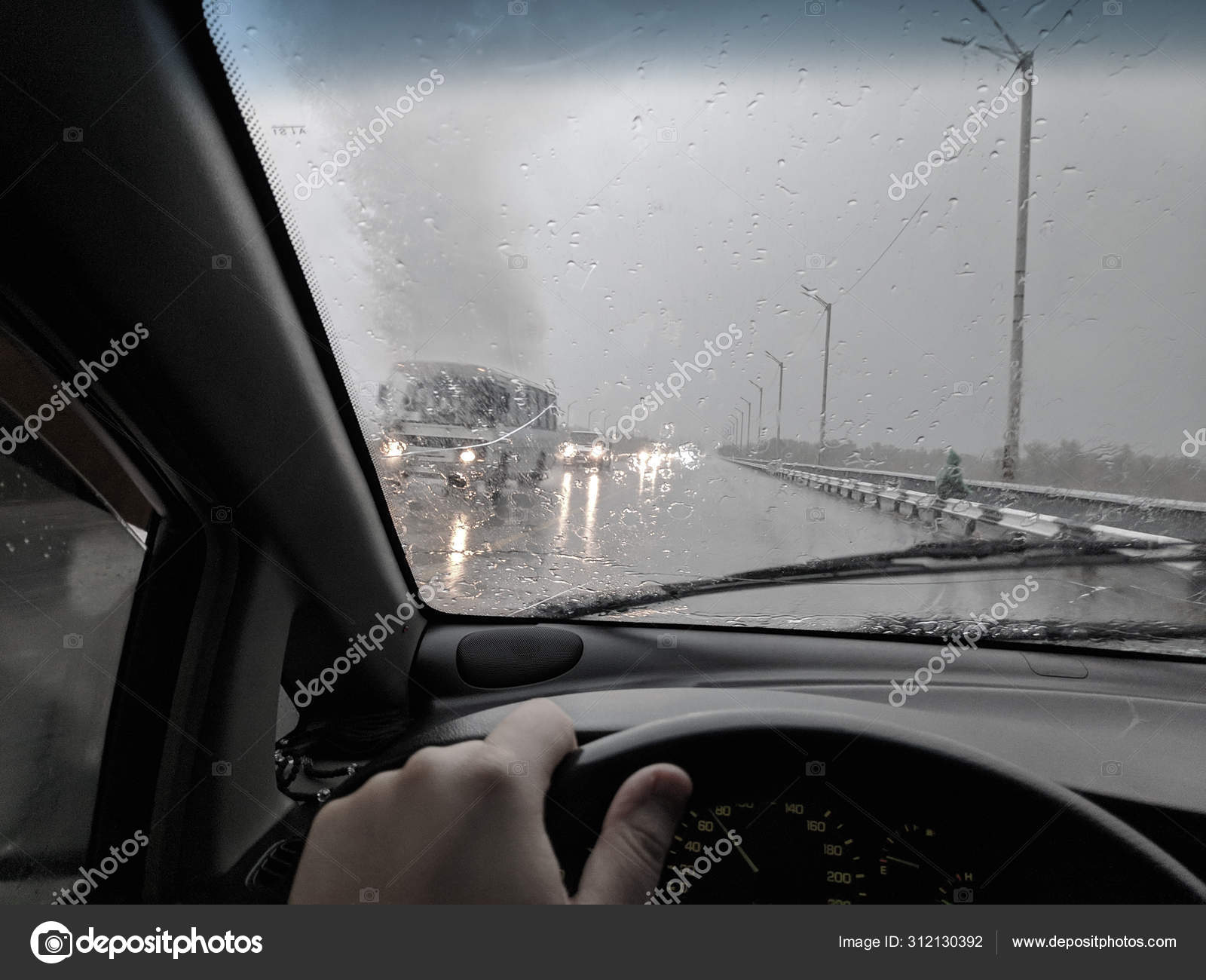 Conduire par temps de pluie sur autoroute