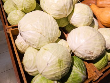 Beyaz lahana kafaları. lahana yaprakları