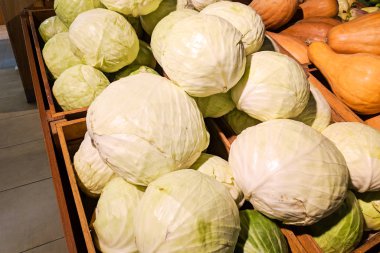 Beyaz lahana kafaları. lahana yaprakları