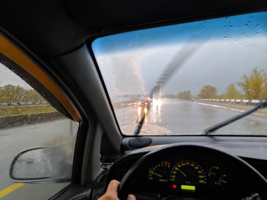 Yağmurda araba kullanmak. Yağmur ve kötü hava. ıslak yol