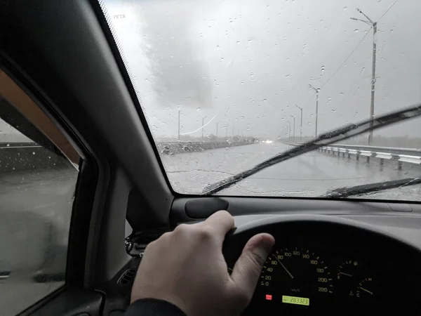 雨の中で車を運転する 雨と悪天候ぬれた道 — ストック写真