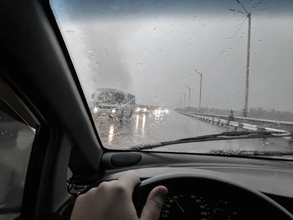 Conduzir Carro Chuva Chuva Mau Tempo Estrada Molhada — Fotografia de Stock