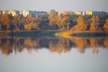 Güzel sonbahar manzarası. Sonbahar ağaçları suya yansıyor.