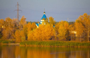 Güzel sonbahar manzarası. Sonbahar ağaçları suya yansıyor.