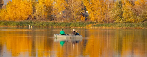 Fischer Einem Boot Boot Auf Dem See Herbst Schöne Herbstlandschaft — Stockfoto