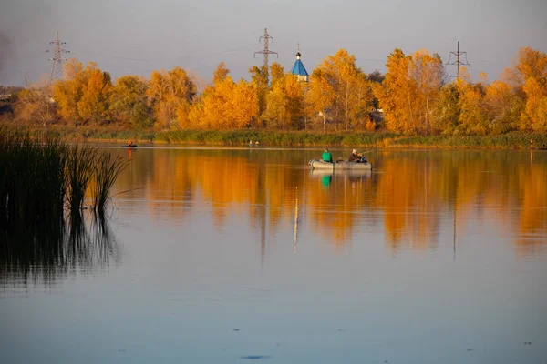 어부들 가을에 호수에 보트타고 아름다운 풍경에 배가물 — 스톡 사진