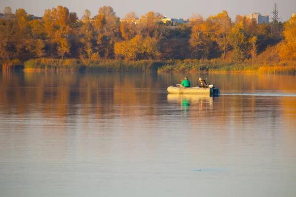 Teknedeki Balıkçılar Sonbaharda Gölde Bir Tekne Güzel Bir Sonbahar Manzarası — Stok fotoğraf
