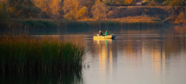 어부들 가을에 호수에 보트타고 아름다운 풍경에 배가물 — 스톡 사진