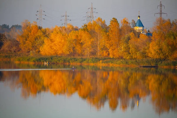 Piękny Jesienny Krajobraz Jesienne Drzewa Odbijają Się Wodzie — Zdjęcie stockowe