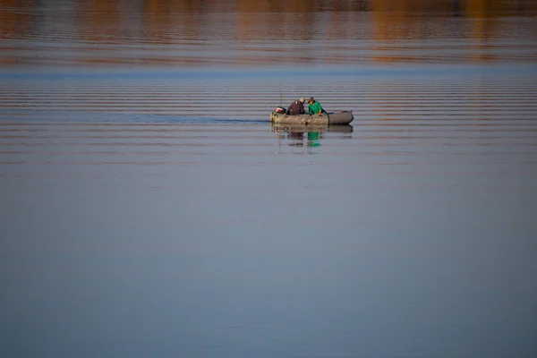 Рыбаки Лодке Лодка Озере Осенью Красивый Осенний Пейзаж Лодкой Воде — стоковое фото