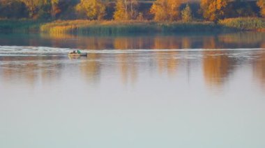 Nehirdeki balıkçılar. Balık tutmak. Nehirde kauçuk bot. göl ve tekne.