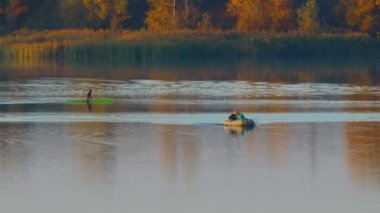 Nehirdeki balıkçılar. Balık tutmak. Nehirde kauçuk bot. göl ve tekne.