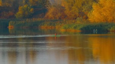 Kano yapıyorum. Kano eğitimi. Kürekleri suda olan bir tekne. Sporcu bir teknede yüzüyor..