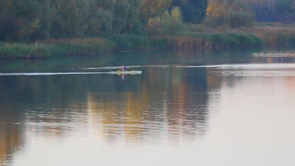 Vissers Rivier Vissen Rubberboot Rivier Meer Boot — Stockvideo