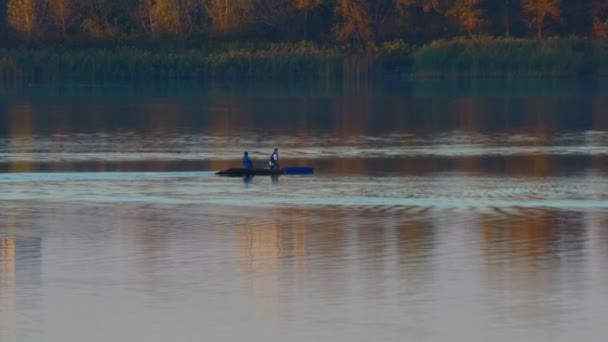 Каякинг Обучение Гребле Байдарках Лодка Веслами Воде Спортсмен Плавает Лодке — стоковое видео