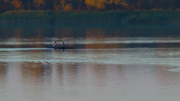 皮划艇 皮划艇训练 小船与桨在水面上 运动员在船里漂浮着 — 图库视频影像