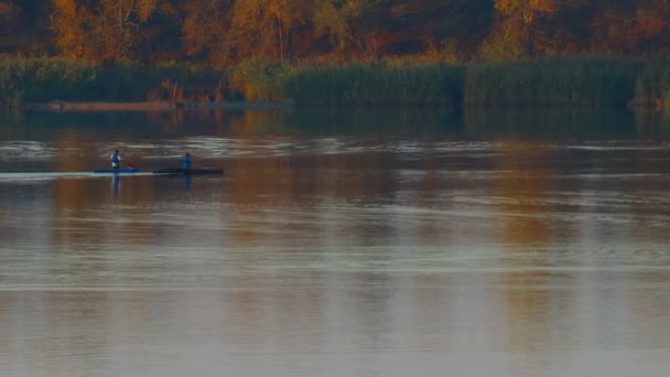 Kajakken Kajaktraining Boot Met Riemen Het Water Atleet Drijft Een — Stockvideo