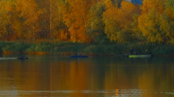 Каякинг Обучение Гребле Байдарках Лодка Веслами Воде Спортсмен Плавает Лодке — стоковое видео