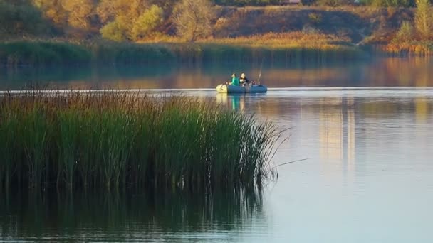 Pêcheurs Sur Rivière Pêche Bateau Caoutchouc Sur Rivière Lac Bateau — Video