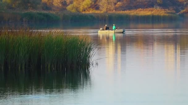 Fischer Auf Dem Fluss Fischerei Schlauchboot Auf Dem Fluss See — Stockvideo