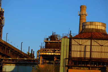 Endüstriyel girişim Fabrika binaları. Endüstriyel fabrikanın boruları. Ekolojik sorunlar. metal yapılar.