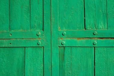 Eski ahşap kapı. Eski yeşil renkli tahtalar. ahşap doku