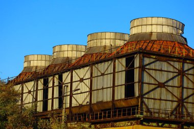 Endüstriyel girişim Fabrika binaları. Endüstriyel fabrikanın boruları. Ekolojik sorunlar. metal yapılar.