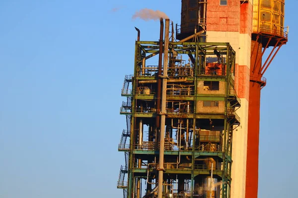 Industriële Onderneming Fabrieksgebouwen Pijpen Van Een Industriële Installatie Ecologische Problemen — Stockfoto