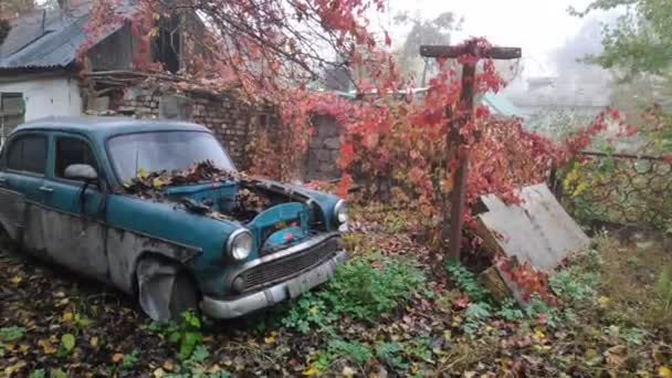 Oude Oldtimer Gebroken Roestige Auto — Stockvideo