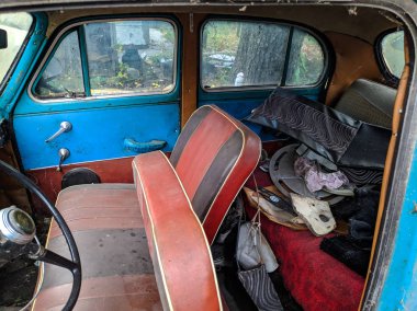 Eski model bir araba. Hurda araba..