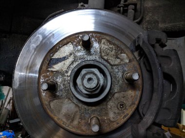 Otomatik fren mekanizması. Fren diski. araba mekanizması