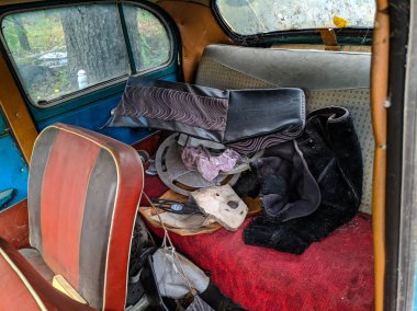 Eski model bir araba. Hurda araba..