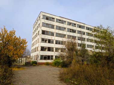 Çok katlı binayı yıktı. Terk edilmiş ev