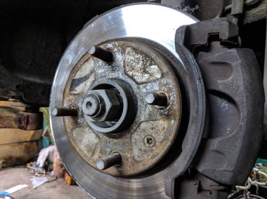 Otomatik fren mekanizması. Fren diski. araba mekanizması