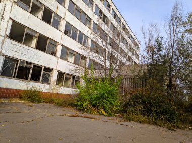 Çok katlı binayı yıktı. Terk edilmiş ev