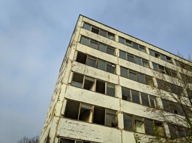 Çok katlı binayı yıktı. Terk edilmiş ev