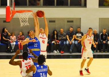 Basketbolcular. Basketbol sahası.