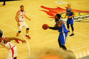 Basketbolcular. Basketbol sahası.